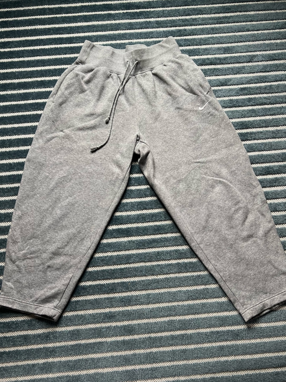 Nike women’s grey phoenix fleece barrel-style cropped sweatpants size M